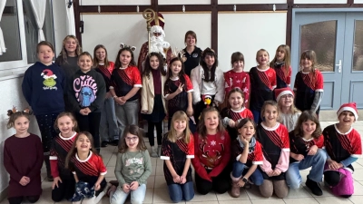 SCK E-Juniorinnen mit dem Nikolaus und der Trainerin Regina Lauterbach. (Bild: Nicole Schusser-Schindler)