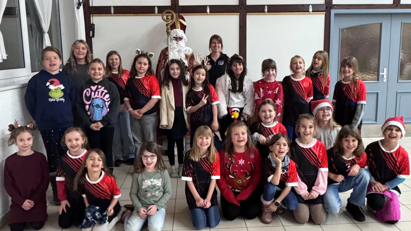 SCK E-Juniorinnen mit dem Nikolaus und der Trainerin Regina Lauterbach. (Bild: Nicole Schusser-Schindler)