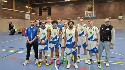 Die Mannschaft glücklich nach dem Spiel (Bild: Michael Kreutzmeier)