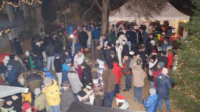 Zur vorgerückter Stunde waren die Plätze um die Holzöfen wegen der sinkenden Temperaturen immer beliebter. (Bild: Hans Schlosser)