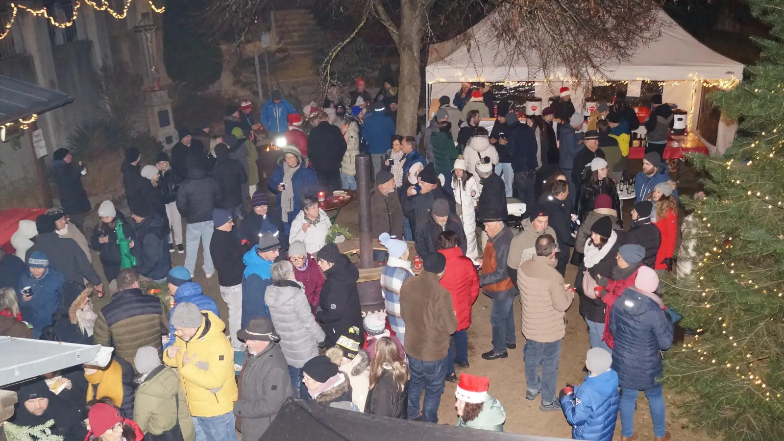 Zur vorgerückter Stunde waren die Plätze um die Holzöfen wegen der sinkenden Temperaturen immer beliebter. (Bild: Hans Schlosser)
