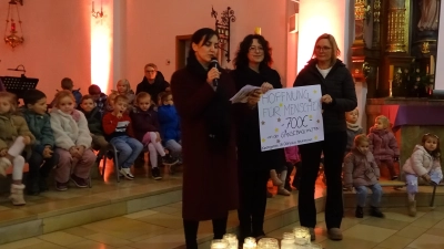 Spendenübergabe an Jennifer Mc Cubbin-Vollath durch Lydia Hofmann und Christina Aigner (Elternbeiratsvorsitzende). (Bild: Anna Bayer )