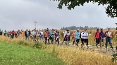 Zu Fuß und mit dem Rad machten sich die Pilger aus Grafenwöhr auf den Weg zum Barbaraberg. Stadtpfarrer Daniel Fenk und Kaplan Manda Naresh zogen der Gruppe voraus.  (Bild: Gerald Morgenstern)