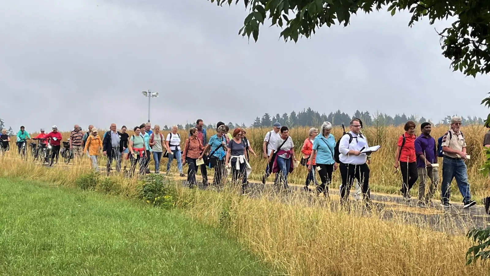 Zu Fuß und mit dem Rad machten sich die Pilger aus Grafenwöhr auf den Weg zum Barbaraberg. Stadtpfarrer Daniel Fenk und Kaplan Manda Naresh zogen der Gruppe voraus.  (Bild: Gerald Morgenstern)
