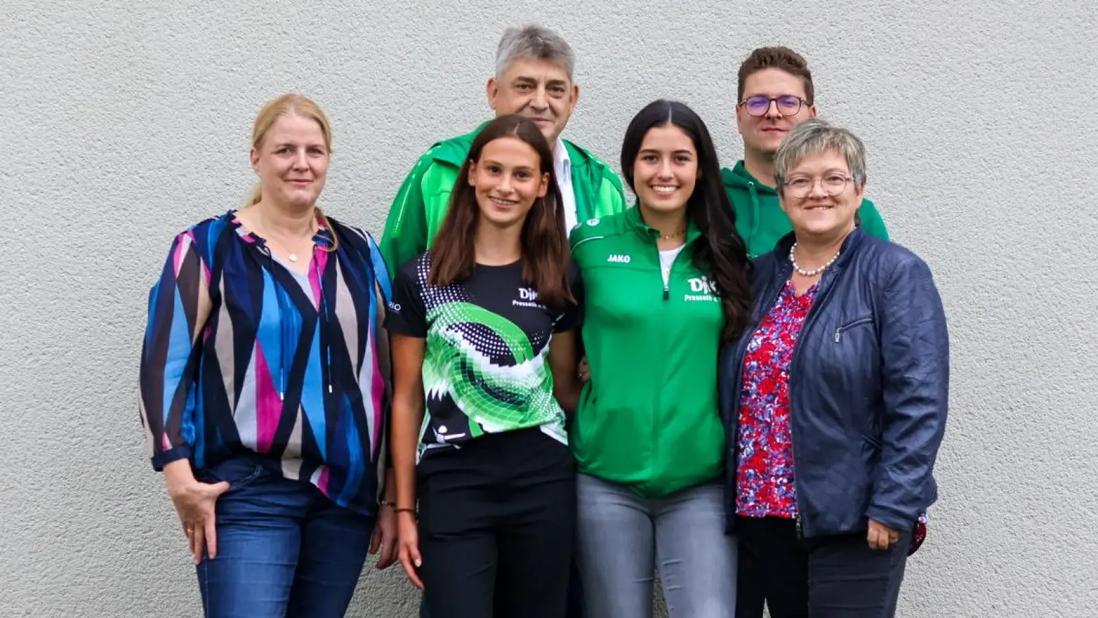 Juliana Zawal (vorne 2. von rechts) wurde von Martina Kastl (Abteilung Turnen), Lena Waldmann (Vertreterin Gerätturnen) und Pia Stevens (Verantwortliche für FSJ) sowie von 1. Vorsitzenden Roman Kastl und Simon Schmidt (Abteilung Basketball) verabschiedet. (Bild: Michael Waldmann)