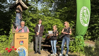 OWV-Ortsvorsitzender Rudi Bäumler (links) und Stadtpfarrer Thomas Kopp freuten sich über die musikalische Begleitung von Magdalena und Marina. (Bild: Bernhard Knauer)