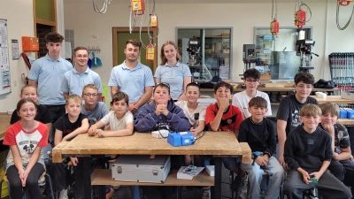 Die teilnehmenden Schüler der Mittelschule Schwarzenfeld mit den Tutoren der Privatmolkerei Bechtel. (Bild: Beate Lobinger)