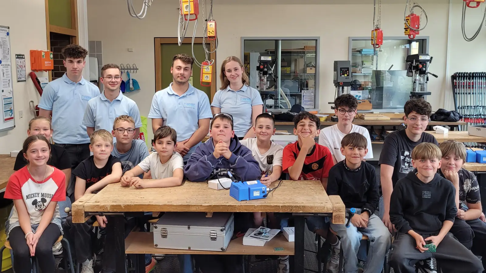 Die teilnehmenden Schüler der Mittelschule Schwarzenfeld mit den Tutoren der Privatmolkerei Bechtel. (Bild: Beate Lobinger)
