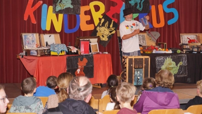 Peter Hofmann als Zirkusdirektor auf der Bühne bei Akzente im SOS-Kinderdorf Oberpfalz (Bild: Holger Hassel)