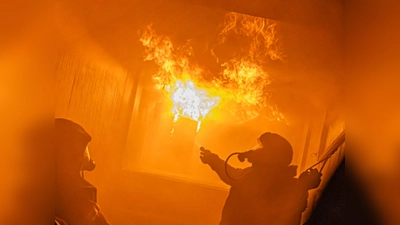 Heißbrandausbildung in einem mit Holz befeuerten Container erhielten 64 Atemschutzgeräteträger aus dem Landkreis Tirschenreuth in Konnersreuth. (Bild: Michael Gräf)