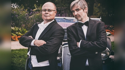 Peter Wittmann und Horst Plössner bringen mit dem Ballhausorchester-Duo Schlager, Chansons und schwarzen Humor auf die Burg Falkenberg. (Bild: Peter Wittmann)