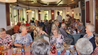 Bürgermeister Roman Berr erläutert den Seniorinnen und Senioren im Gasthaus Goldener Stern die Möglichkeiten über ILE ihre Wünsche und Anregungen an die Gemeinde vorzubringen.  (Bild: Leonhard Ehras)