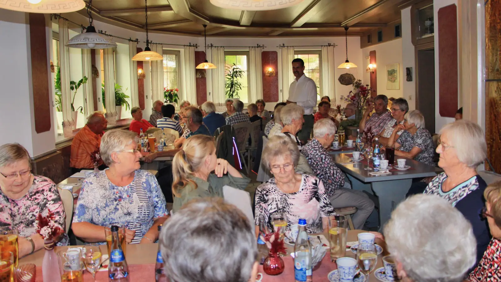Bürgermeister Roman Berr erläutert den Seniorinnen und Senioren im Gasthaus Goldener Stern die Möglichkeiten über ILE ihre Wünsche und Anregungen an die Gemeinde vorzubringen.  (Bild: Leonhard Ehras)