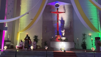 Farblich sehr schön iluminierte Kirche St. Josef mit Pfarrer Hausner und seinem Team (Bild: Maria Schlögl)