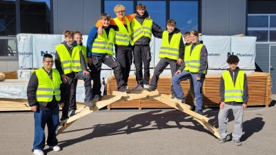 Die Technikgruppe der 9. Klasse beim Testen der Holzbrücke. (Bild: Beate Lobinger)