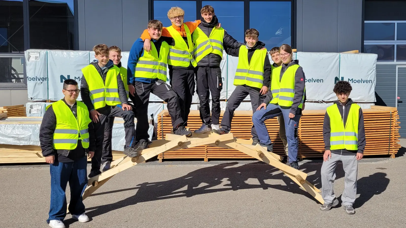 Die Technikgruppe der 9. Klasse beim Testen der Holzbrücke. (Bild: Beate Lobinger)