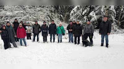 Wanderer im Winterwald bei der Krautwanderung. (Bild: Anja Thalhauser)