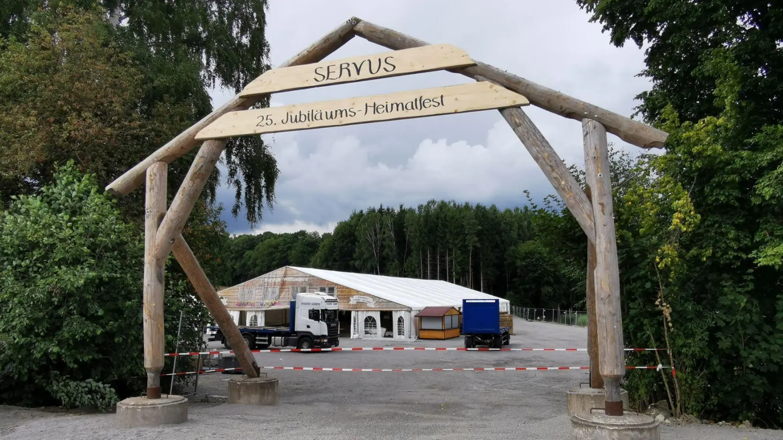 Ein Servus allen Besuchern beim Eslarner Jubelheimatfest. (Bild: Karl Ziegler)