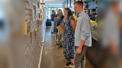 Kunst, Kaffee und gute Gespräche: Erfolgreiche Ausstellungseröffnung „BODENKONTAKT“ im Kaffeekollektiv in Neustadt (Bild: Eva Bräuer )