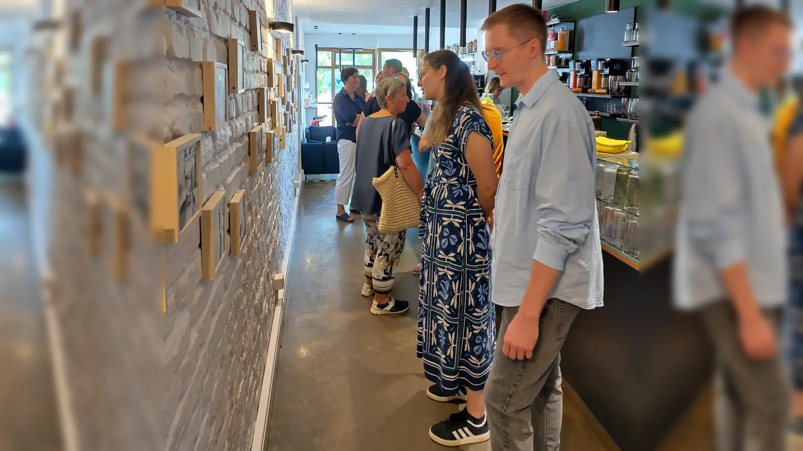 Kunst, Kaffee und gute Gespräche: Erfolgreiche Ausstellungseröffnung „BODENKONTAKT“ im Kaffeekollektiv in Neustadt (Bild: Eva Bräuer )