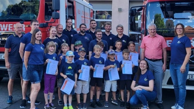 Eine Urkunde und ein Abzeichen erhileten alle elf Kinder. Auch die Schiedsrichter und betreuer freuten sich über den Erfolg. (Bild: Simone Schultes)