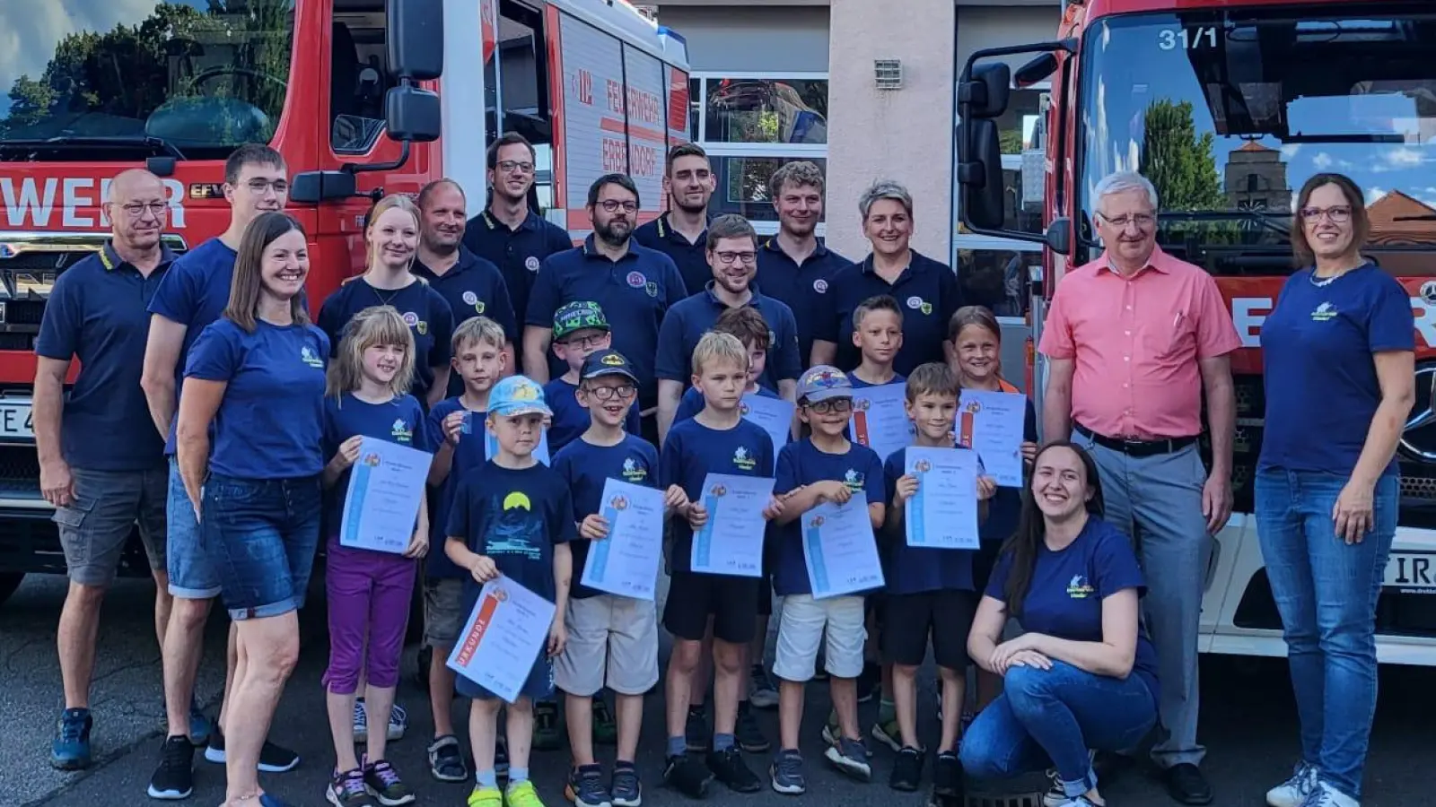 Eine Urkunde und ein Abzeichen erhileten alle elf Kinder. Auch die Schiedsrichter und betreuer freuten sich über den Erfolg. (Bild: Simone Schultes)