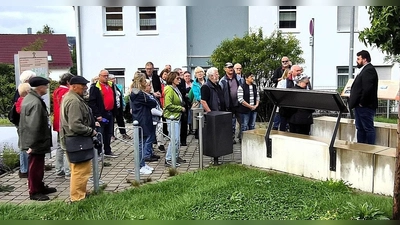 Bürgermeister Stefan Frank begrüßte die Teilnehmer am Industriedenkmal Förderturm des St. Anna-Schachtes (Bild: Walter Heldrich)