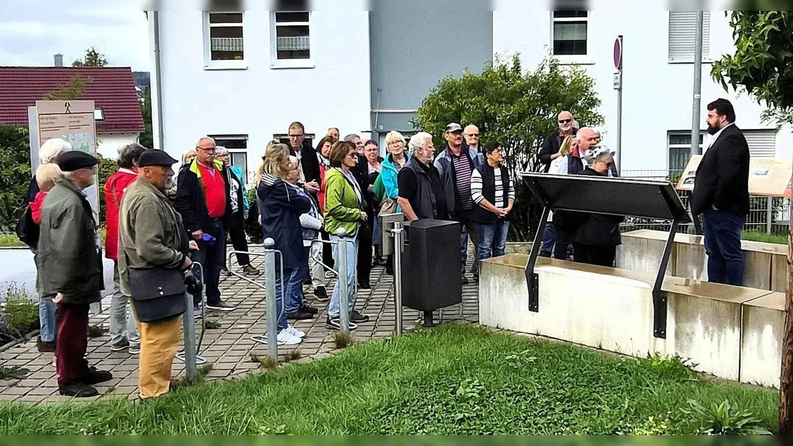 Bürgermeister Stefan Frank begrüßte die Teilnehmer am Industriedenkmal Förderturm des St. Anna-Schachtes (Bild: Walter Heldrich)