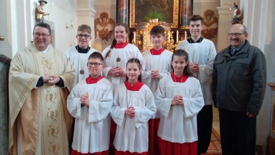 Über die Aufnahme der neuen Ministrantin Laura Sauer (vorne Mitte) freuten sich Pfarrer Udo Klösel sowie Mesner Gerhard Uschold mit dem Ministrantenteam und sie gratulierten.  (Bild: Jutta Steinhilber)