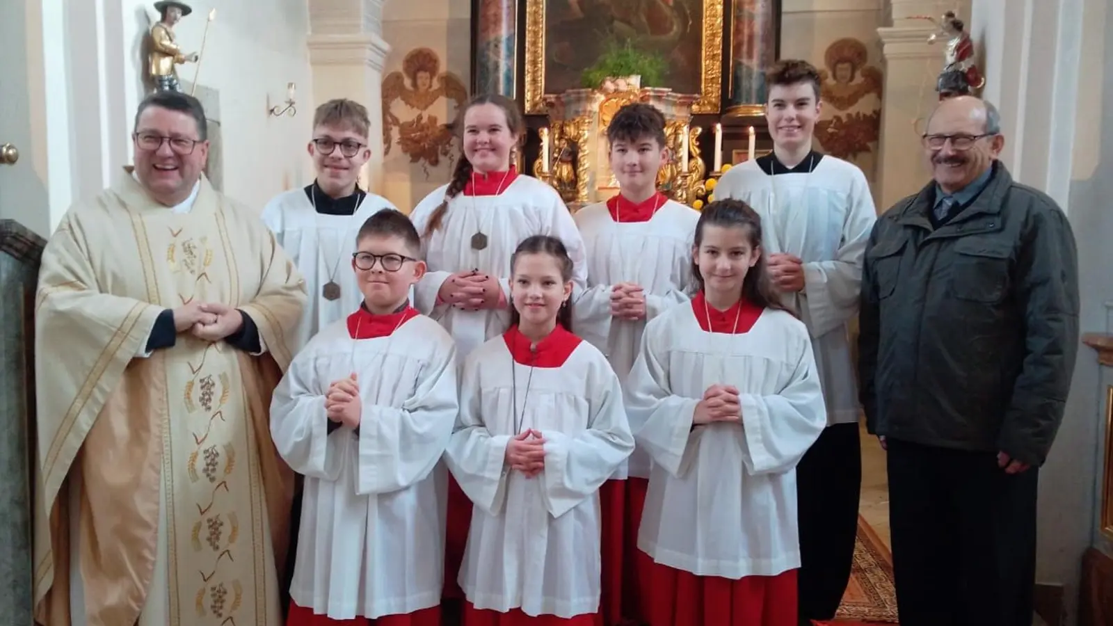 Über die Aufnahme der neuen Ministrantin Laura Sauer (vorne Mitte) freuten sich Pfarrer Udo Klösel sowie Mesner Gerhard Uschold mit dem Ministrantenteam und sie gratulierten.  (Bild: Jutta Steinhilber)