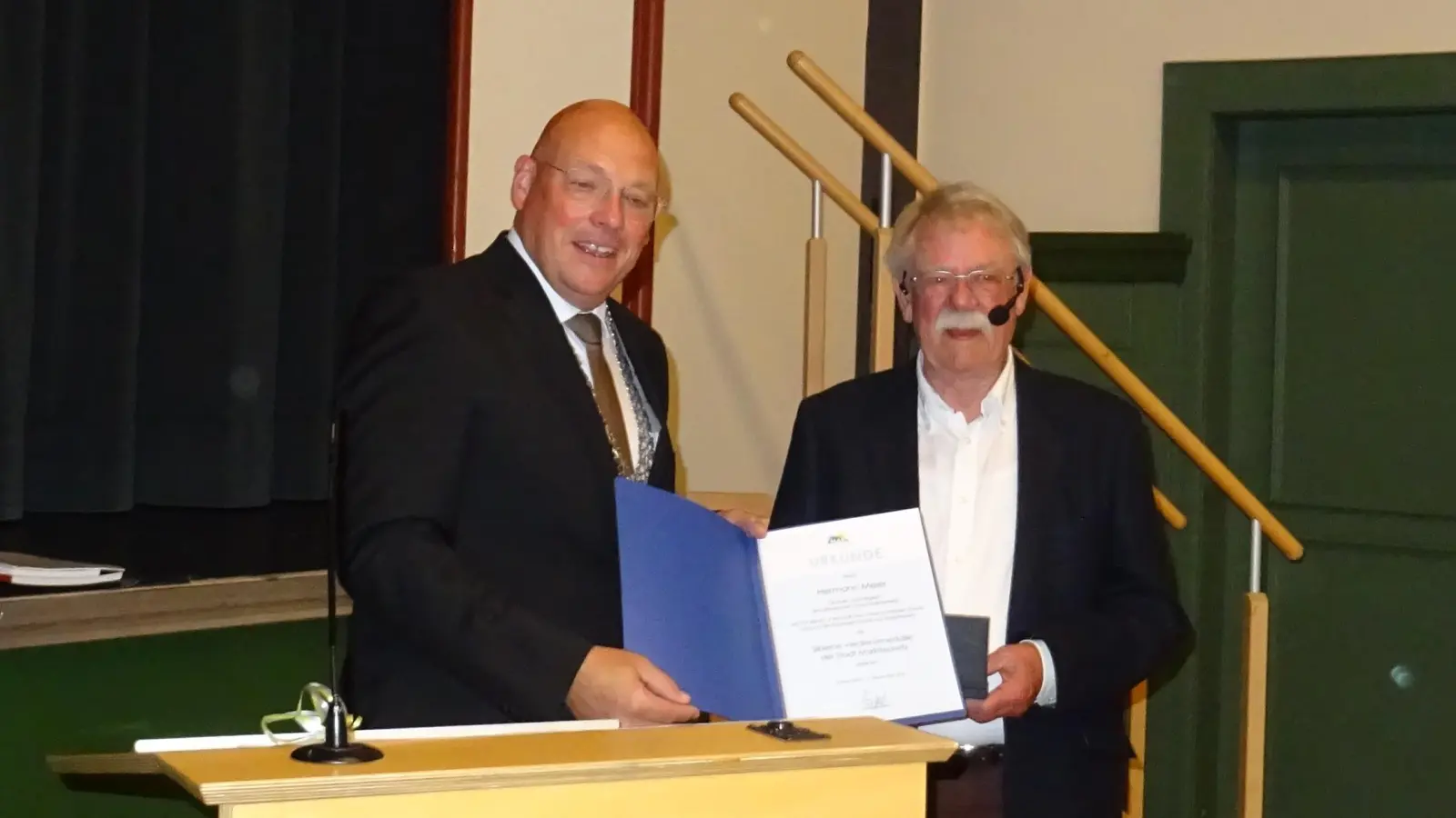 Oberbürgermeister Oliver Weigel zeichnet Hermann Meier aus. (Bild: Alfons Prechtl)