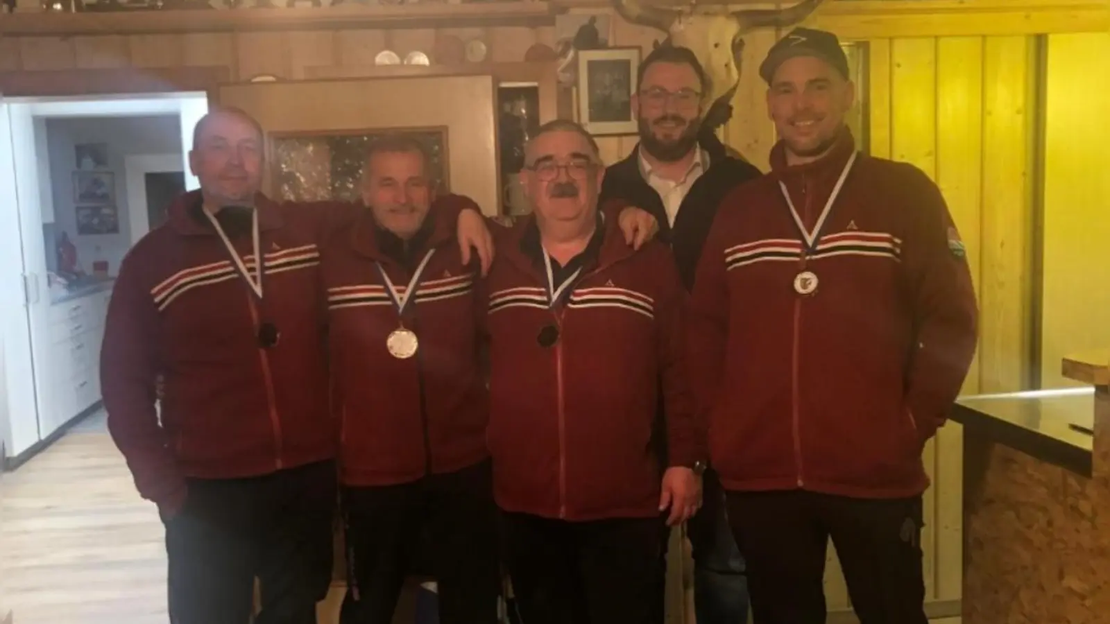 Gebührend gefeiert wurde im Vereinslokal „Houdara” der Aufstieg in die Bezirks-Oberliga mit den Schützen Andreas Fellner, Wolfgang Koppmann, Stefan Sternkopf, Simon Bendl. Mit ihnen freute sich 2.Bürgermeister Julian Kraus, der auch im Namen der Gemeinde gratulierte. (Bild: Siegfried Bock)