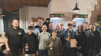 Sportleiter Hans-Jürgen Bauer (li) dankte allen für die Teilnahme und gratulierte den Vereinsmeistern zu den Pokalen, Medaillen und Urkunden. (Bild: Sandra  Bauer)