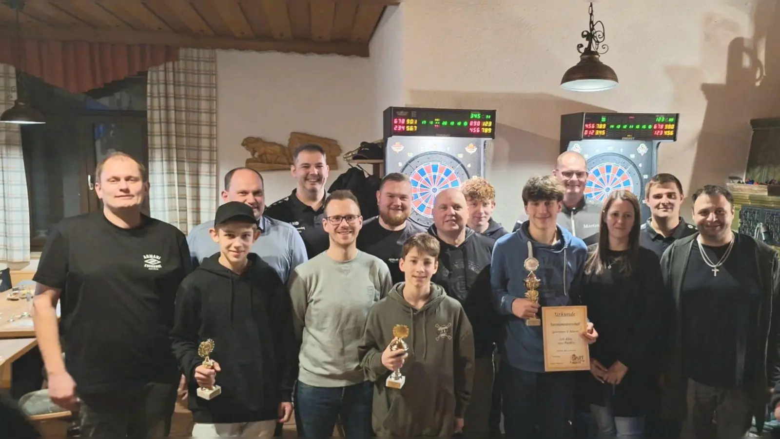 Sportleiter Hans-Jürgen Bauer (li) dankte allen für die Teilnahme und gratulierte den Vereinsmeistern zu den Pokalen, Medaillen und Urkunden. (Bild: Sandra  Bauer)