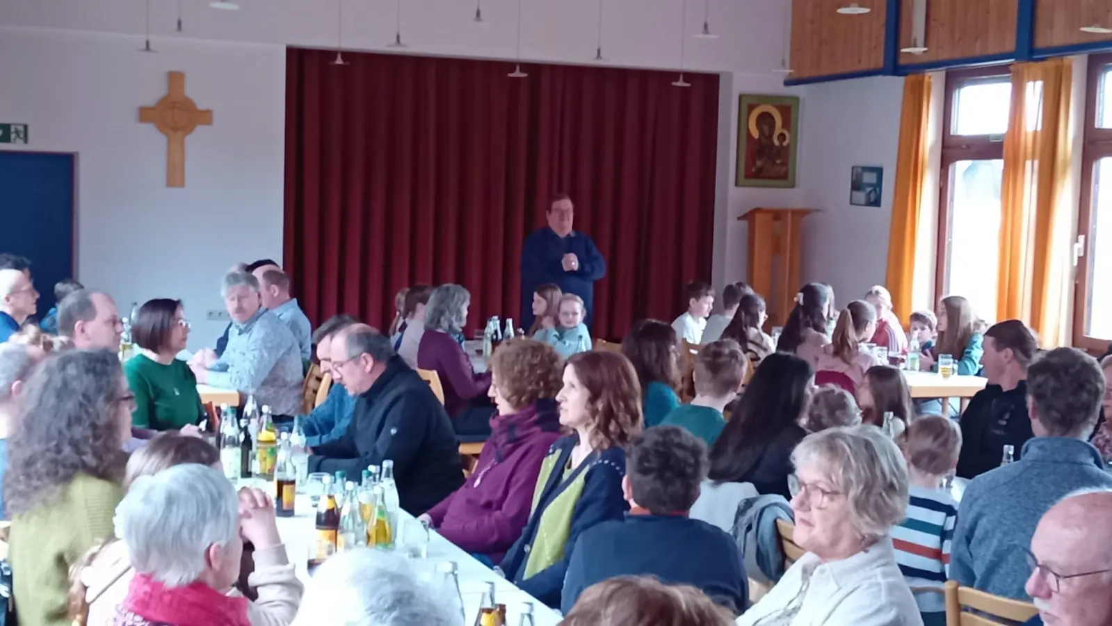 Vor dem Essen lädt Pfarrer Bartel zum Tischgebet ein. (Bild: Andrea Egeter)