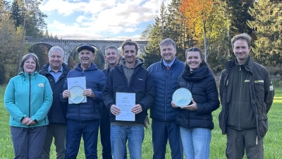 v.l.n.r.: Naturpark-Geschäftsführerin Isabel Lautenschlager, Naturpark-Vorsitzender Markus Dollacker, Franz Forster, Bürgermeister Albert Geitner, Matthias Forster, Bürgermeister Stefan Braun, Friderike Fromm, Naturpark-Ranger Jonas Nelhiebel (Bild: Isabell Geitner)