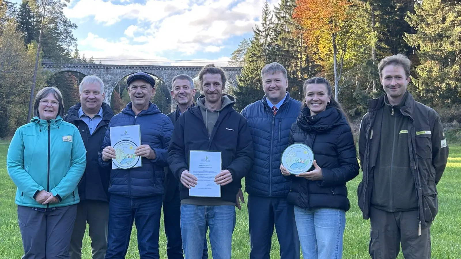 v.l.n.r.: Naturpark-Geschäftsführerin Isabel Lautenschlager, Naturpark-Vorsitzender Markus Dollacker, Franz Forster, Bürgermeister Albert Geitner, Matthias Forster, Bürgermeister Stefan Braun, Friderike Fromm, Naturpark-Ranger Jonas Nelhiebel (Bild: Isabell Geitner)