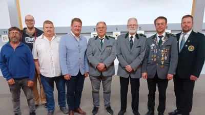 Von links: Horst Braunschläger, Dieter Franke, Erster Bürgermeister Grillmeier, Peter Süß, Hans Zangl, Karl Krasser jun. Gausportleiter Stefan Zant. (Bild: Leo Grillmeier)