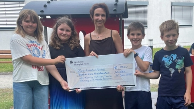 Die Familien von Luisa Münsterer, Paula Heining sowie von Vitus und Xaver Hutzler spenden 250 Euro für den Bunten Kreis Nordoberpfalz. Dafür bedankte sich Anja Schricker (Mitte) herzlich (Bild: Friedrich Peterhans)
