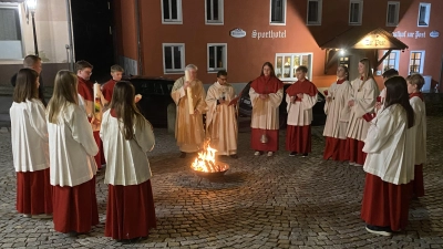 Am Osterfeuer wurden die Osterkerzen entzündet. (Bild: Josef Glas)