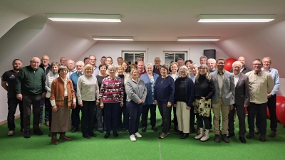 64 Mitglieder der DJK Neustadt/WN. wurden im Rahmen eines Ehrenabends im DJK-Sportheim für 25, 40, 50 und 60 Jahre Treue zum Verein geehrt. (Bild: Hans Prem)