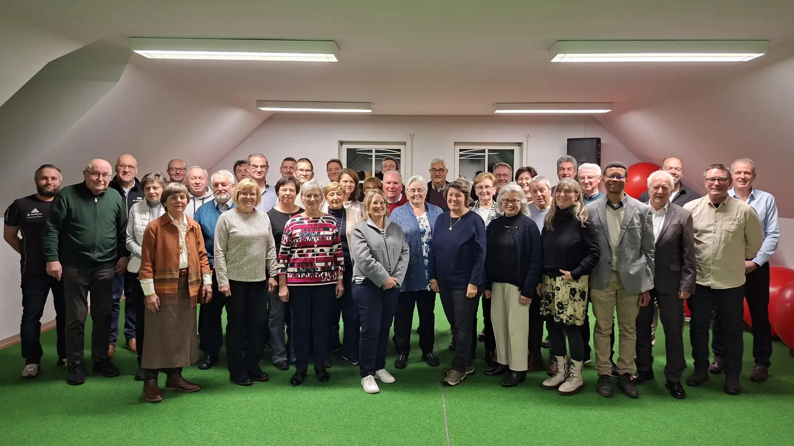 64 Mitglieder der DJK Neustadt/WN. wurden im Rahmen eines Ehrenabends im DJK-Sportheim für 25, 40, 50 und 60 Jahre Treue zum Verein geehrt. (Bild: Hans Prem)