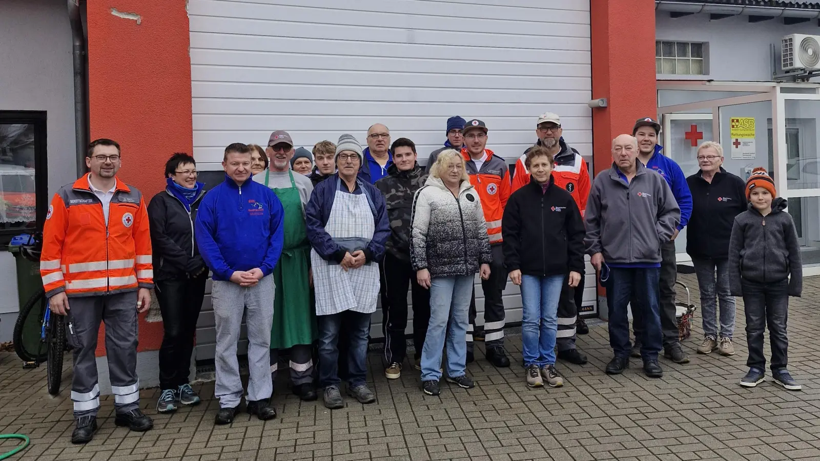 Ein großer Teil der Helferinnen und Helfer vom BRK Auerbach (Bild: Daniel Sertl)