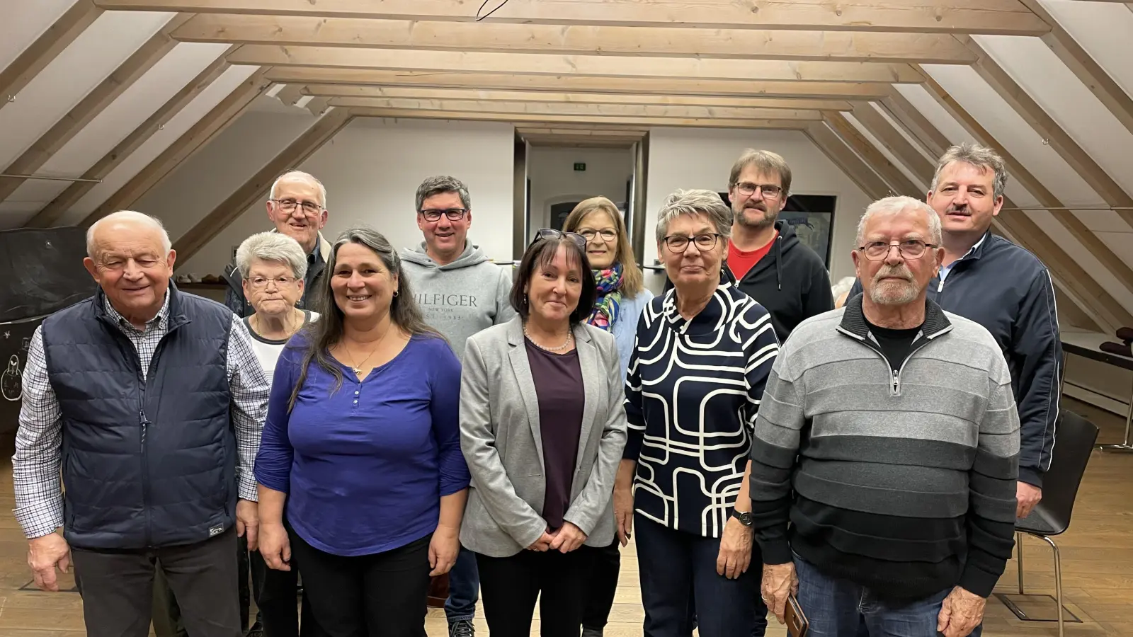 Die neue Vorstandschaft mit der Vorsitzenden Sonja Toleikis 4. v. rechts (Bild: Marianne Hanamann)