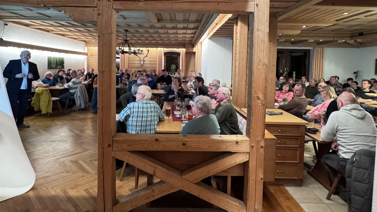 Besucher der CSU-Wahlveranstaltung im Landgasthof „Zur Post” in Kürmreuth. (Bild: Klaus Hafner)