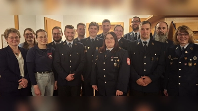 Bürgermeisterin Sonja Meier (links) gratulierte der neu gewählten Vorstandschaft der Freiwilligen Feuerwehr Muschenried. (Bild: Veronika Götz)