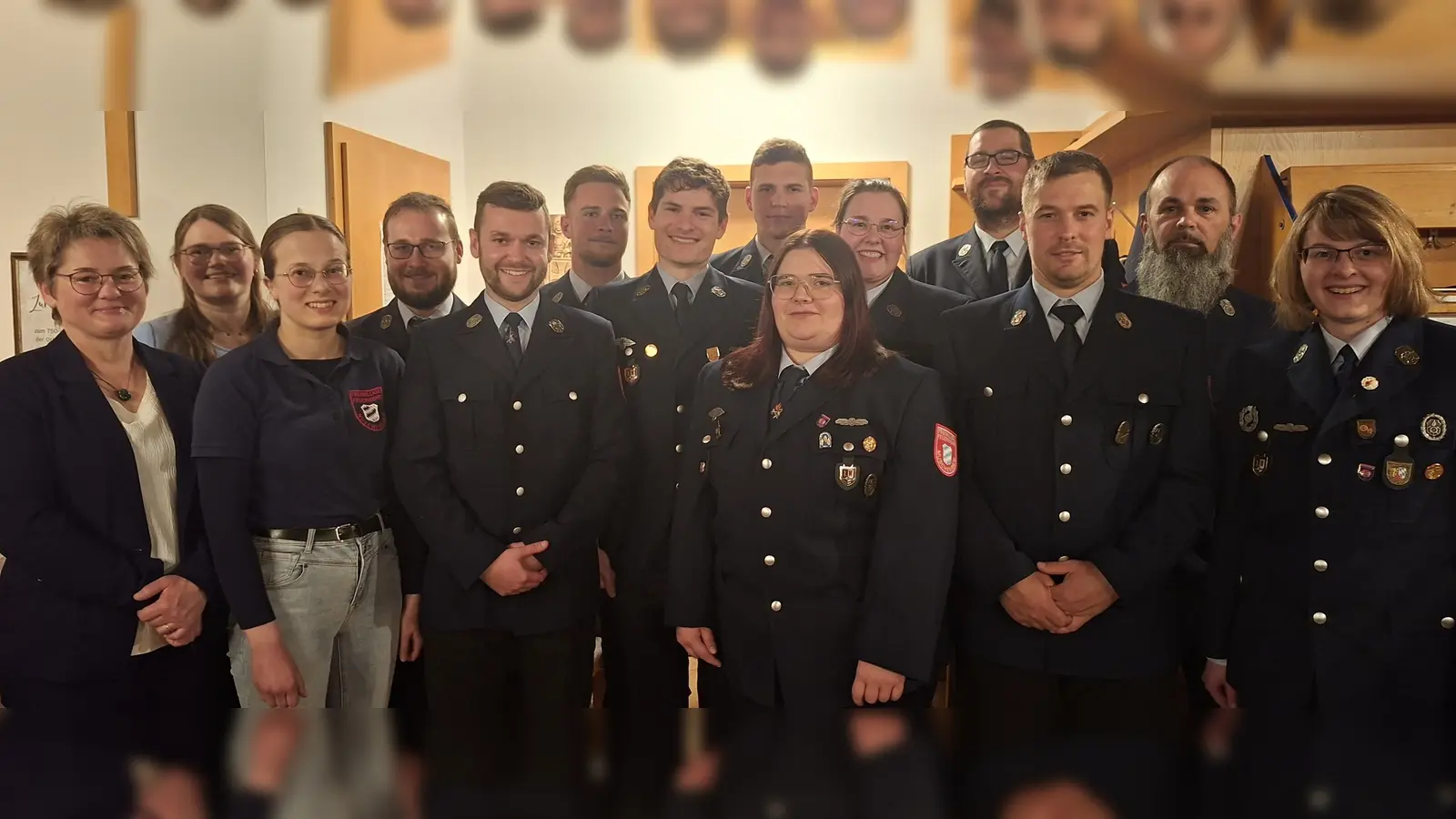 Bürgermeisterin Sonja Meier (links) gratulierte der neu gewählten Vorstandschaft der Freiwilligen Feuerwehr Muschenried. (Bild: Veronika Götz)