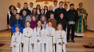 Am Samstag wurden die neuen Ministranten (vorne von links) Barbara Ferschl, Marie Raab, Marlene Krammer, Hanna Niebauer und Emilie Bauer in die Mini-Schar aufgenommen. (Bild: Stefan Wittmann)