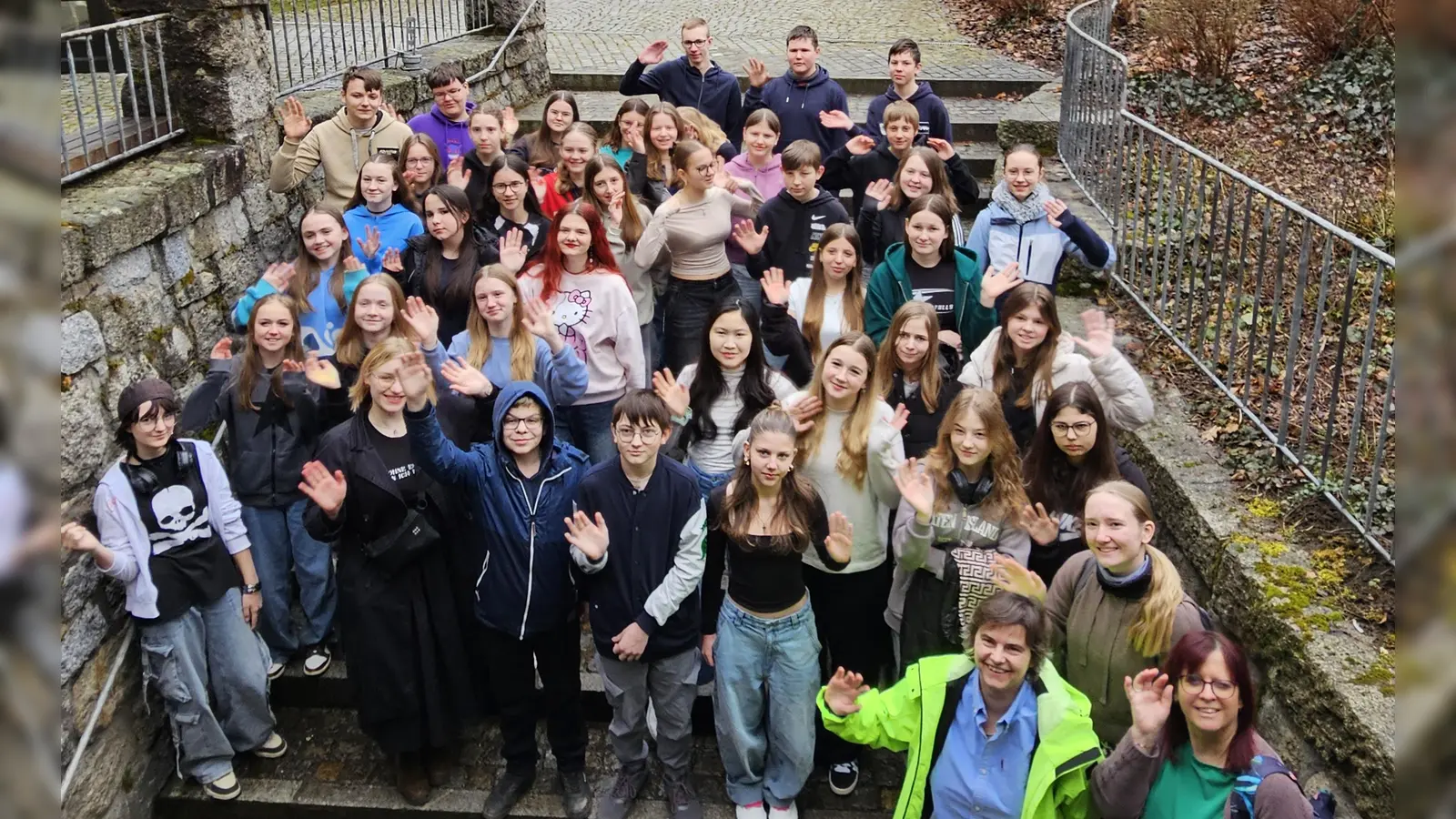 Teilnehmende Schüler mit Begleitlehrkräften (Bild: Elisabeth Schneider)