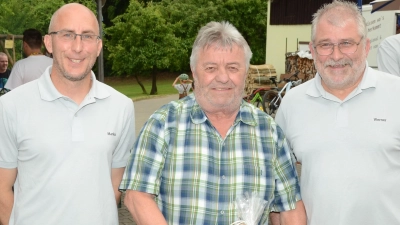 2. Schützenmeister Markus Siegert und Schützenmeister Werner Grünthaler freuten sich mit Gewinner Ernst Danhauser. (Bild: Erwin Kolb)